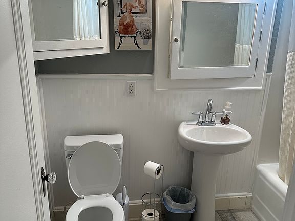 2nd image of 425-427 S Polk St #429