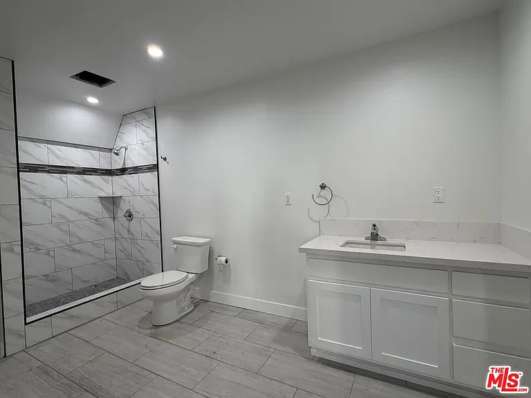 3568 S Budlong Ave #6 — Photo 6