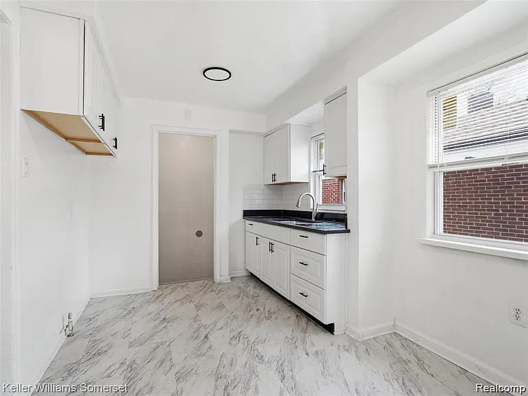 20271 Grandville Ave — Photo 6