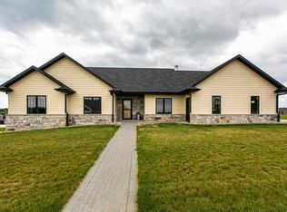 465 Arctic Fox Dr, Epworth, IA 52045