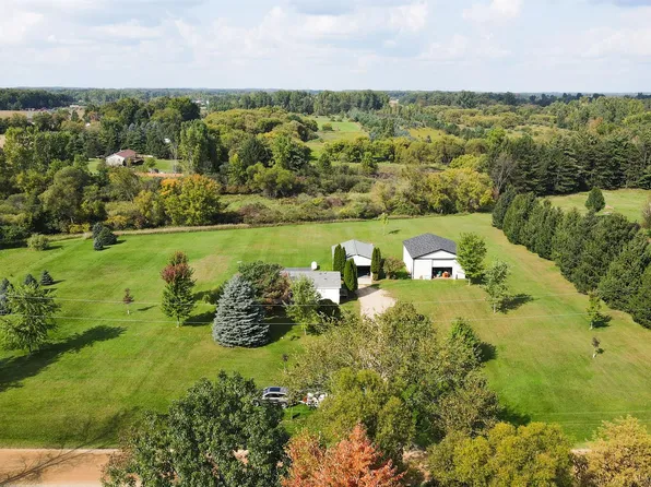 53 E Barnes Rd, Fostoria, MI 48435