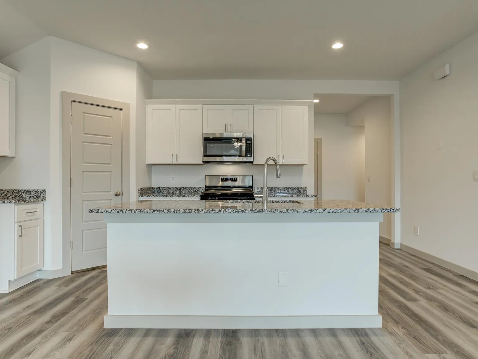 4 bed, 1803 sqft, $1,999 — Photo 3