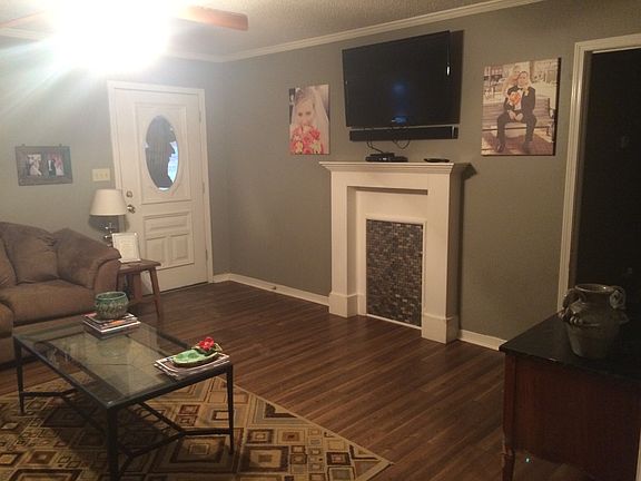 3rd image of 918 Crawford Cir