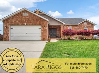 132 Oakshire Dr E, Glen Carbon, IL 62034