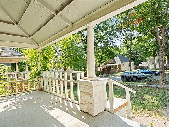 2nd image of 323 N Oakley Ave