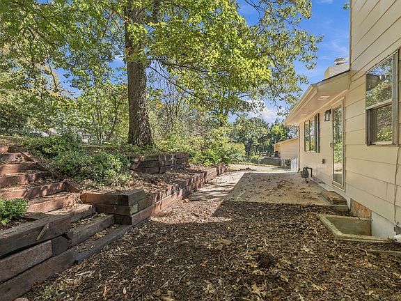 5th image of 917 Carrie Ln