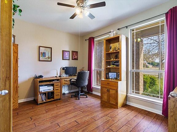 3rd image of 324 Bloomsbury Dr