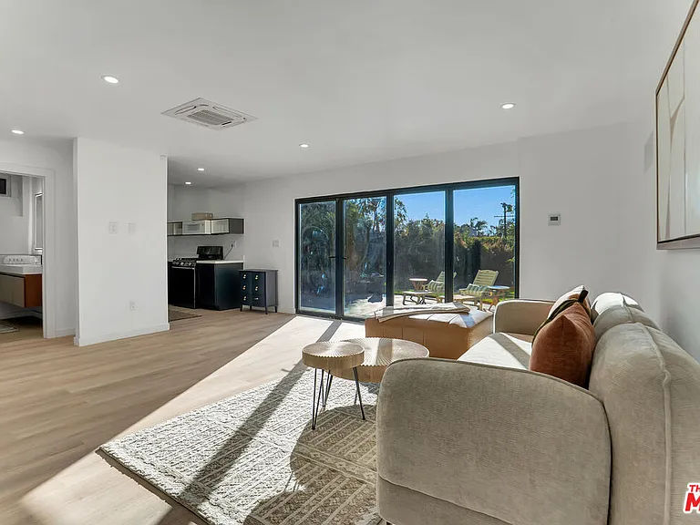 1145 S Longwood Ave — Photo 33