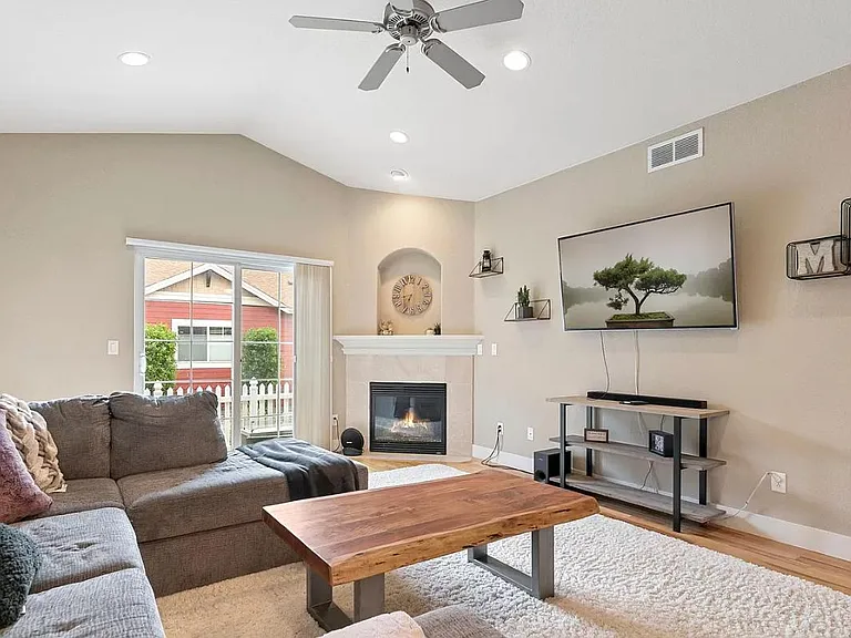 1162 Village Cir — Photo 2