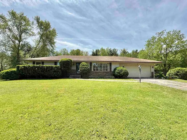 8567 E Valley View Dr, Stillman Valley, IL 61084