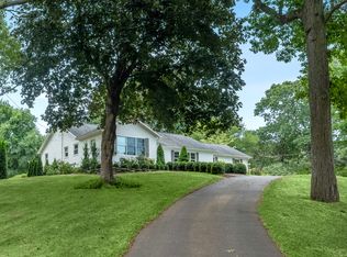 33 Yankee Peddler Path, Madison, CT 06443