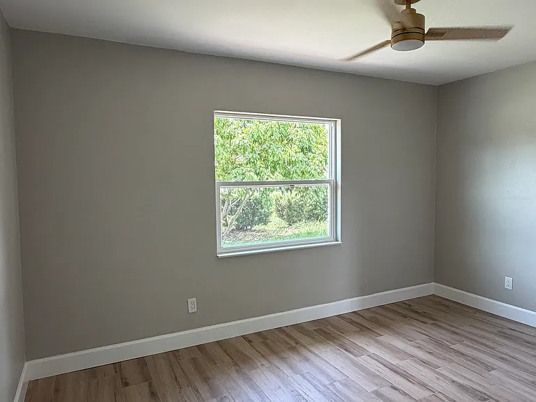 1733 Gladys St — Photo 25