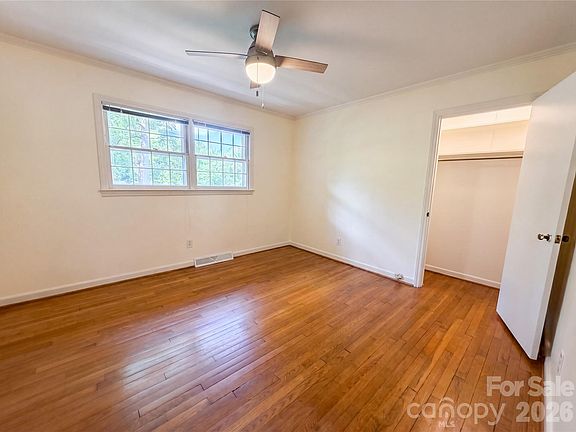5th image of 501 Derby Ct
