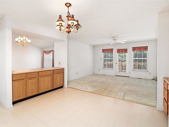 4th image of 912 Emerald Place Dr