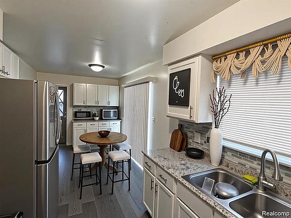 4th image of 32960 Oakview Dr