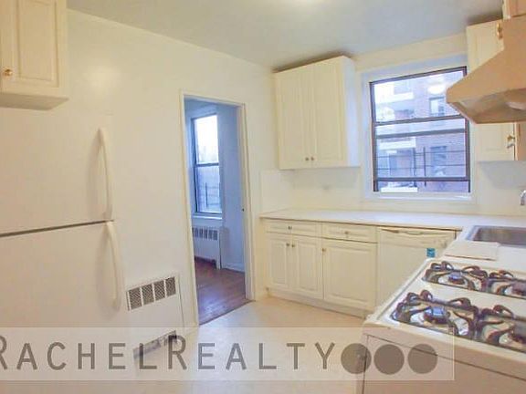 5th image of 3950 Blackstone Ave APT 3W