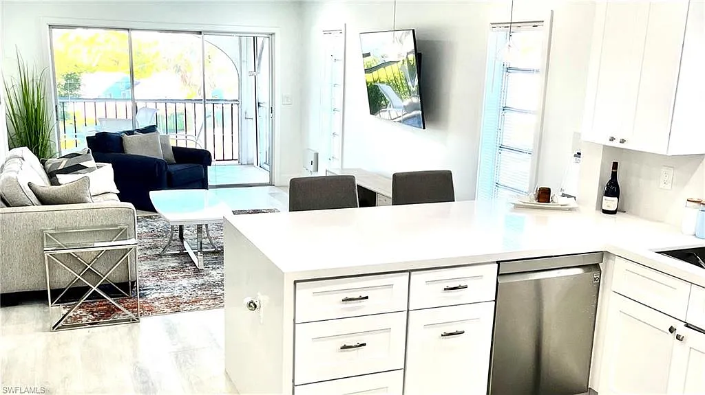 2 bed, 2.0 bath, 1015 sqft, $2,500 — Photo 2