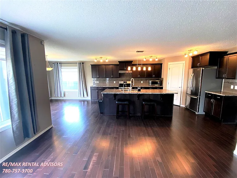 2531 Cole Cres SW — Photo 2