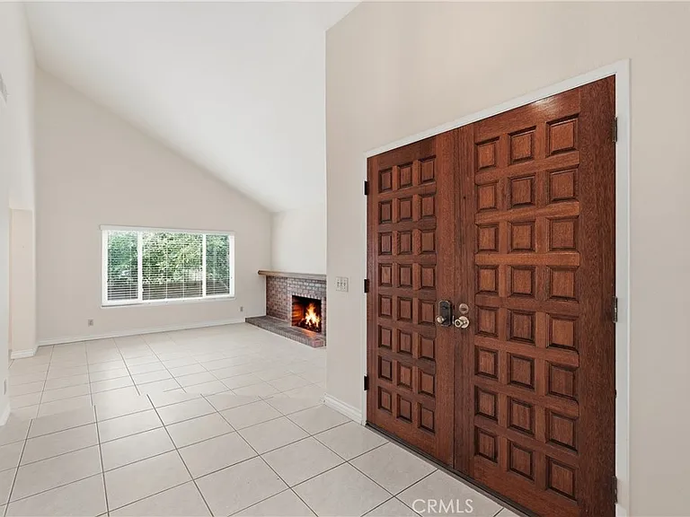 27371 Viana — Photo 2