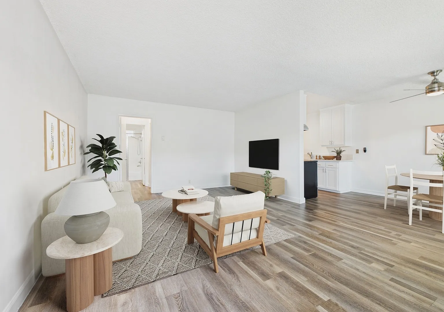 Country Club Apartments — Photo 4