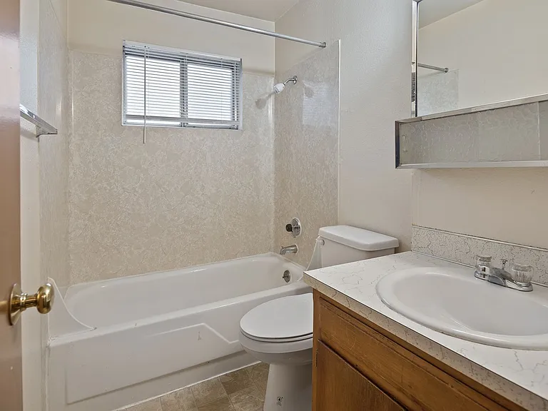 Executive Arms Apartments — Photo 11