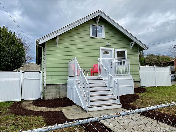 This cutie is walkable to PSNS and downtown Bremerton.