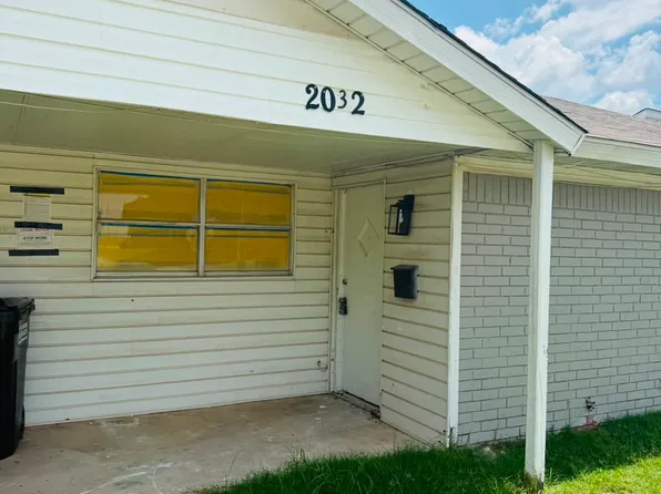2032 Julie Dr, Moore, OK 73160