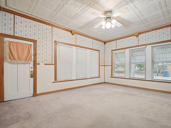 3rd image of 611 N Main St
