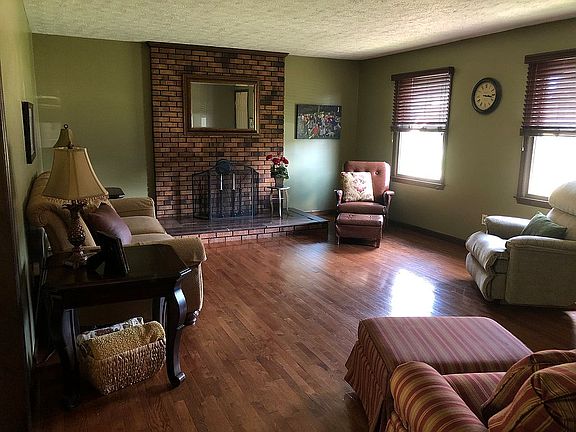 3rd image of 123 Sturbridge Ln