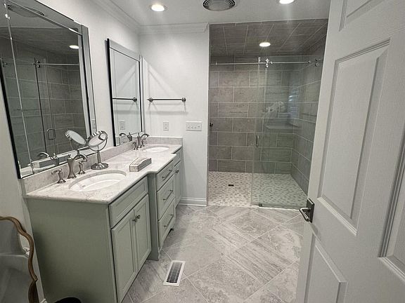 4th image of 555 Huntleigh Ln