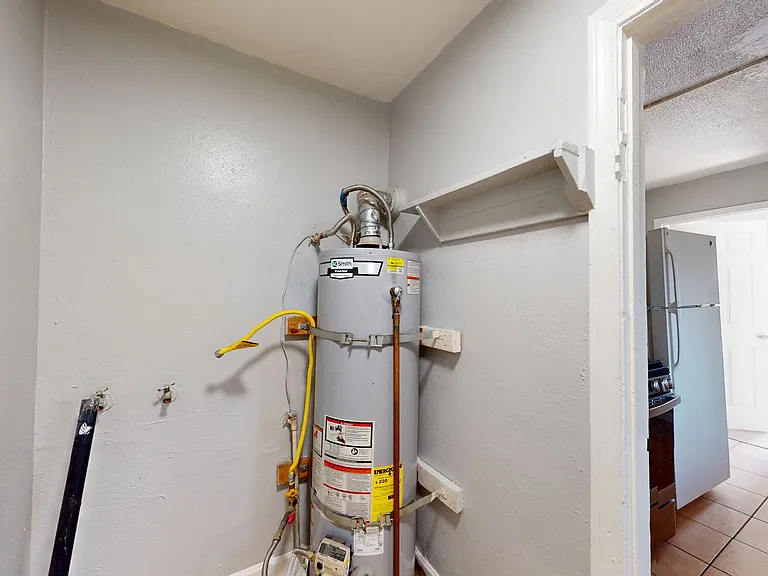 6625 Bancroft Ave — Photo 16