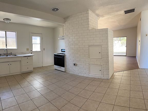 3rd image of 1115 W Avenue H6