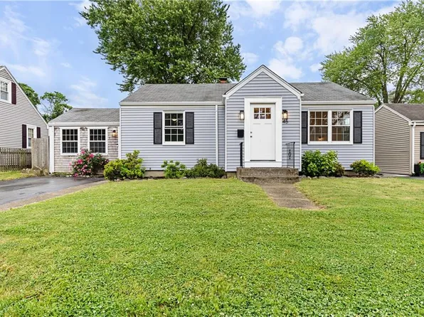 45 Larchmere Dr E, Rumford, RI 02916