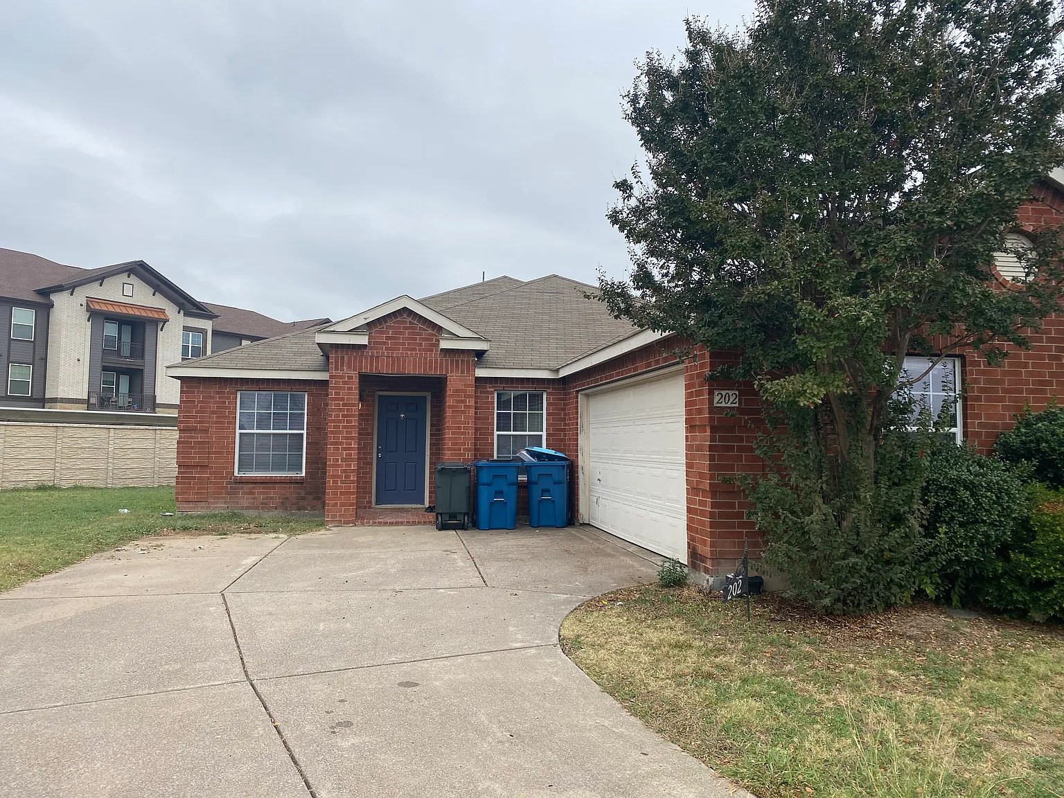 202 Maplecrest Dr — Photo 1