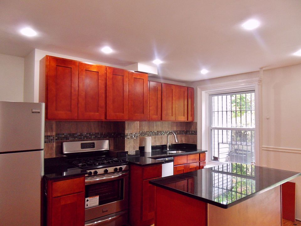 1st image of 107A Halsey St APT 1