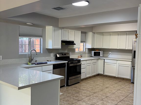 4th image of 400 Electra Ave
