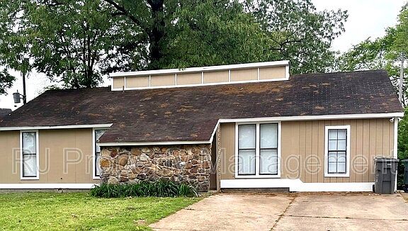 2nd image of 5811 Jardin Pl