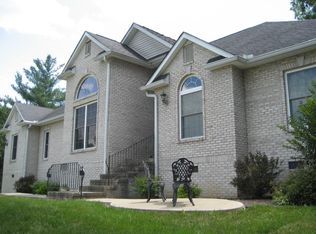 832 Country Club Dr, Russell, KY 41169