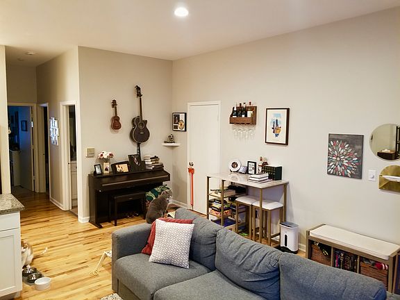 3rd image of 1849 W Wellington Ave APT 1R