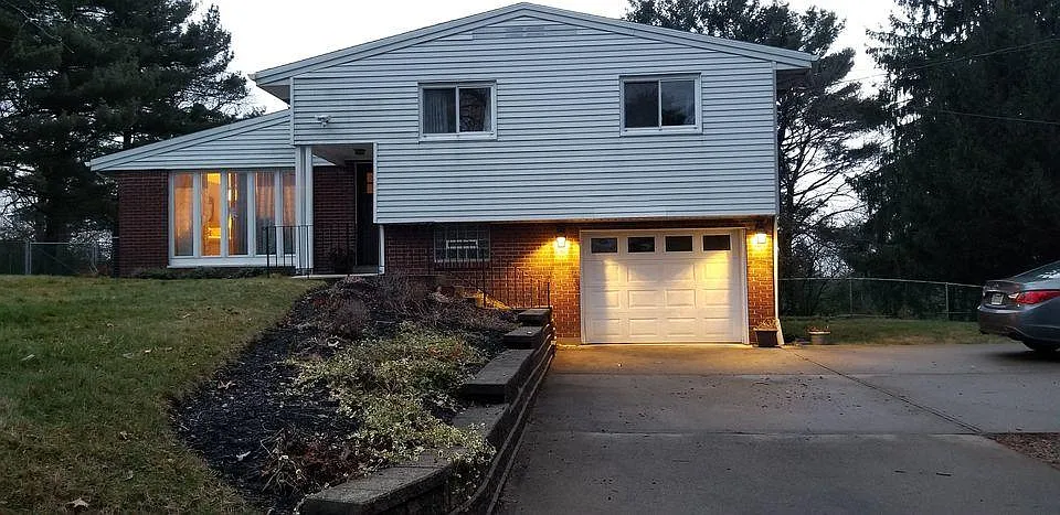 3 bed, 1.5 bath, 1438 sqft, $2,075 — Photo 2