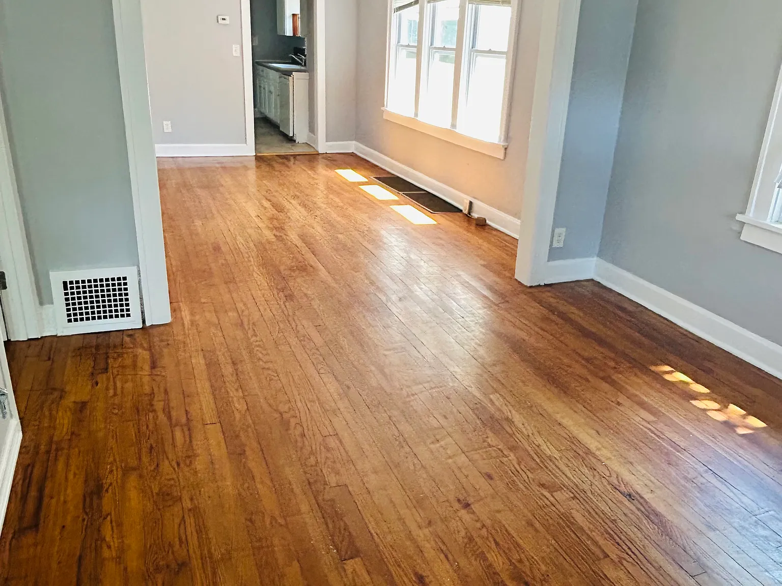 3 bed, 921 sqft, $1,300 — Photo 3