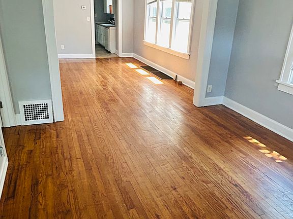 3rd image of 4007 Flora Ave
