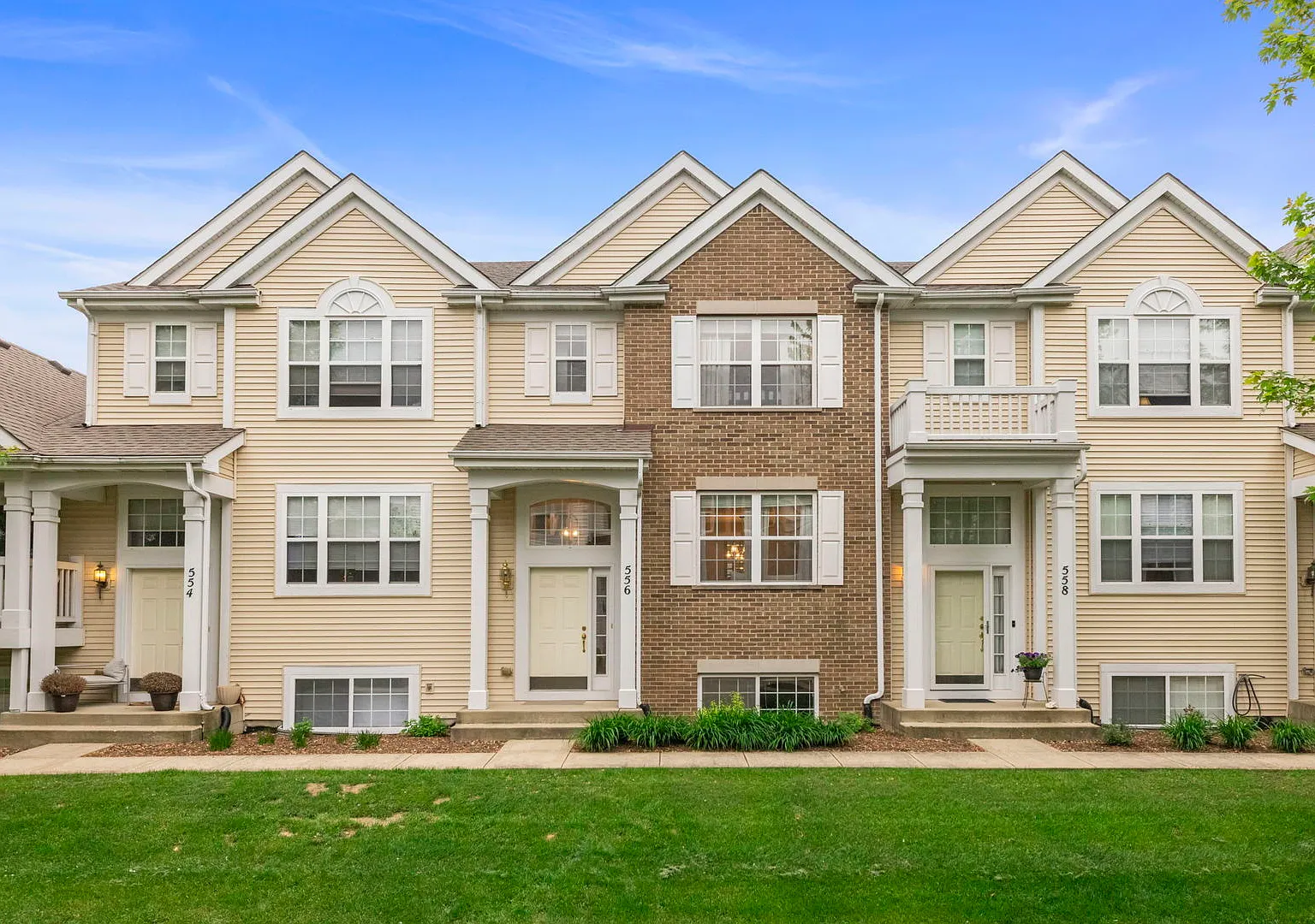 3 bed, 2.5 bath, 1828 sqft, $2,700 — Photo 1