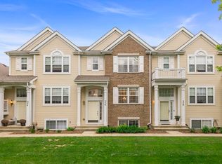 556 Lincoln Station Dr, Oswego, IL