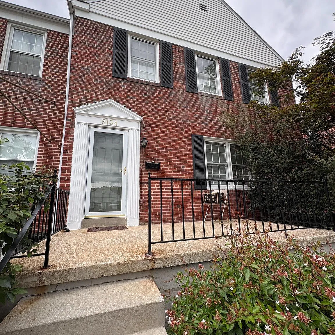 3 bed, 1.5 bath, 1440 sqft, $2,400 — Photo 1