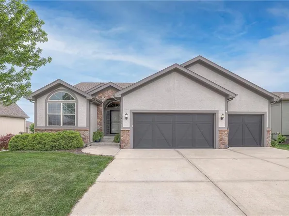 19411 Newcastle St, Spring Hill, KS 66083