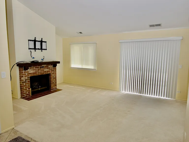 1047 Auburn Ln — Photo 10