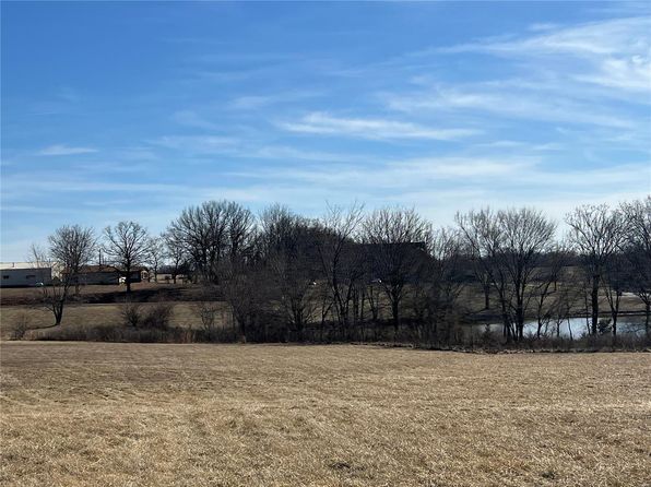 2 Grand Lake Cir, Lebanon, MO 65536