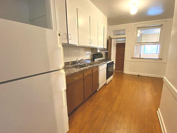 3rd image of 5440 N Winthrop Ave #2