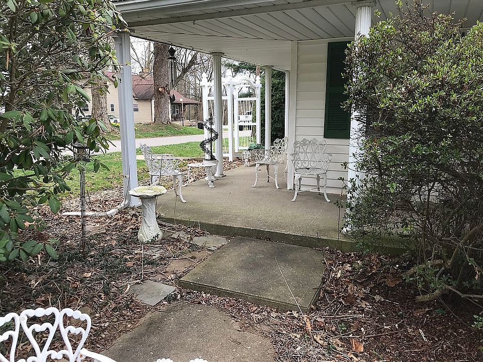 Country setting on dead end